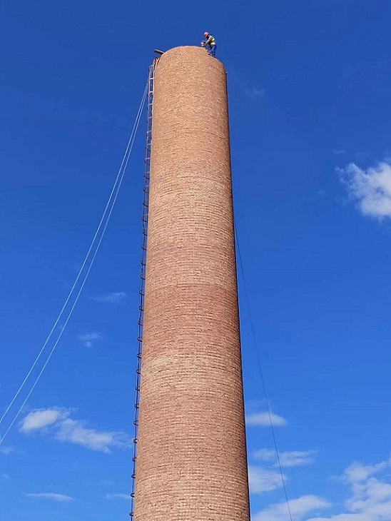 廢棄煙囪拆除:安全至上,技術(shù)領(lǐng)先的專(zhuān)業(yè)拆除之道